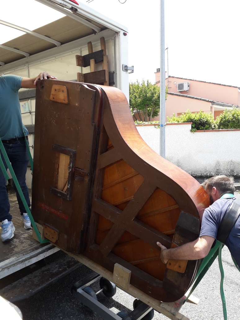 Chargement d'un piano à queue