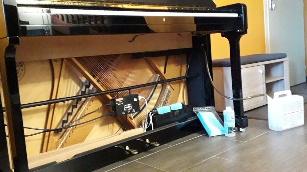 Installation d'un système de régulation d'hygrométrie sur piano droit Installation d'un système de régulation d'hygrométrie sur piano droit