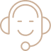 Icône minimaliste représentant un agent de service client souriant, portant un casque audio avec microphone intégré, stylisé en ligne beige sur fond noir.